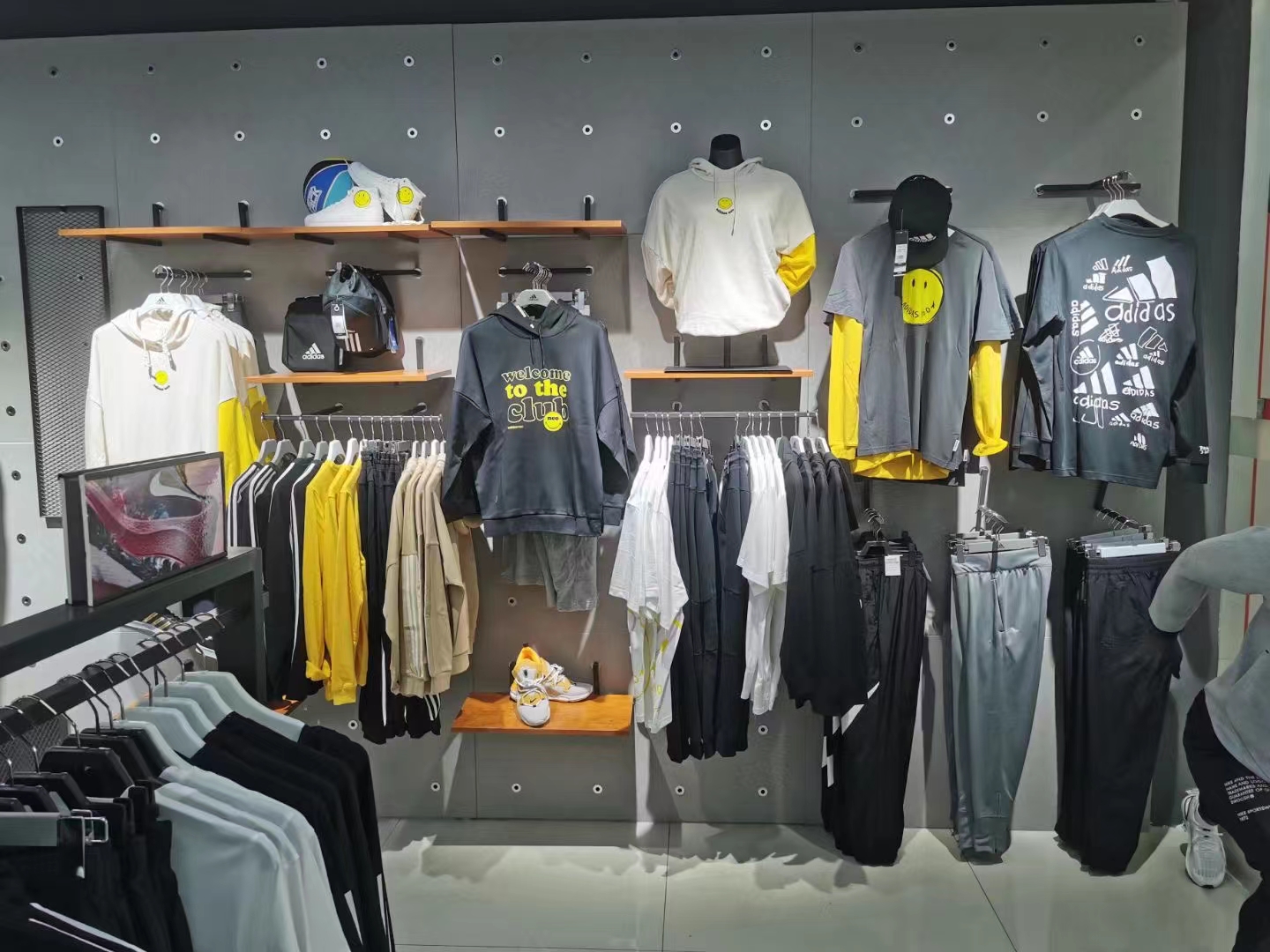 如何确保耐克阿迪折扣店创业盈利？