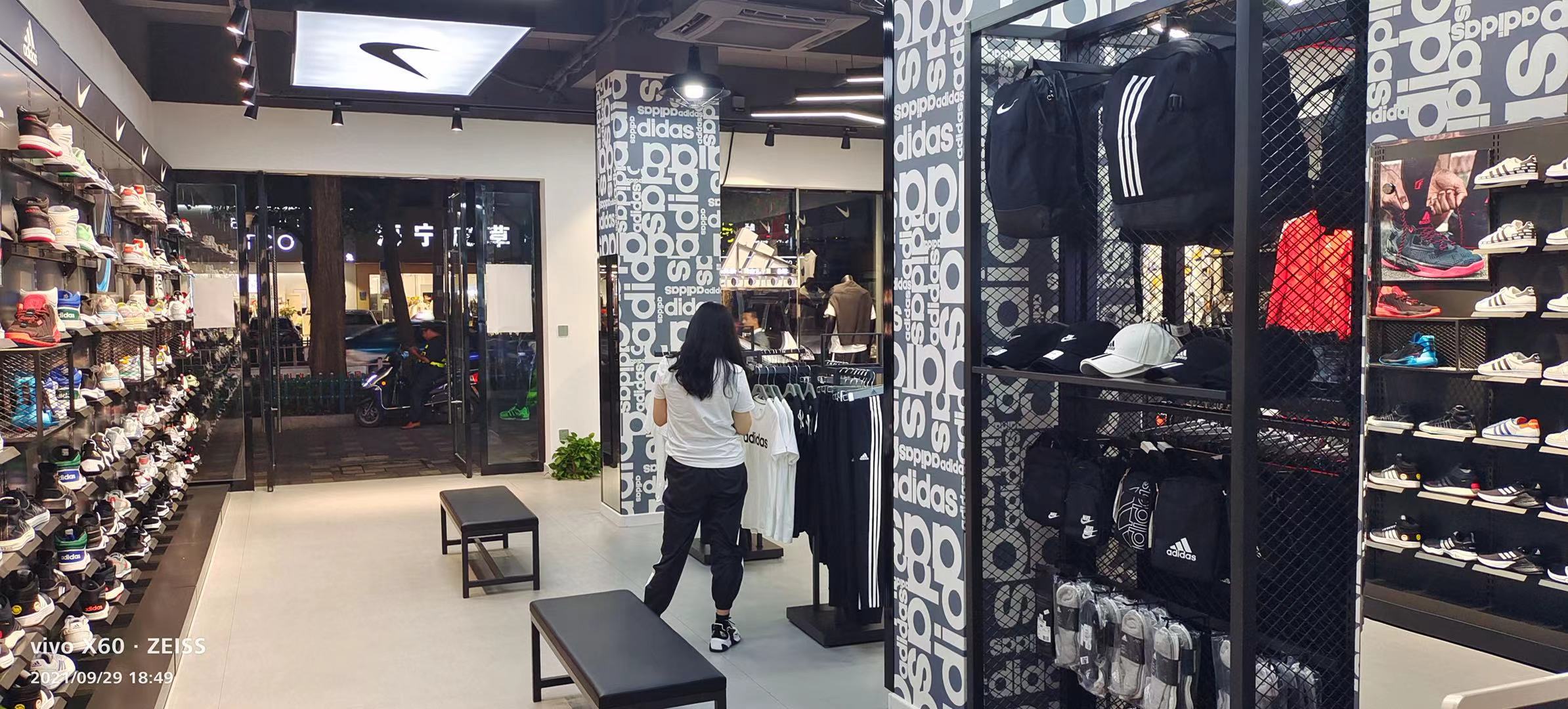 加盟耐克、阿迪达斯折扣店的原因是什么？