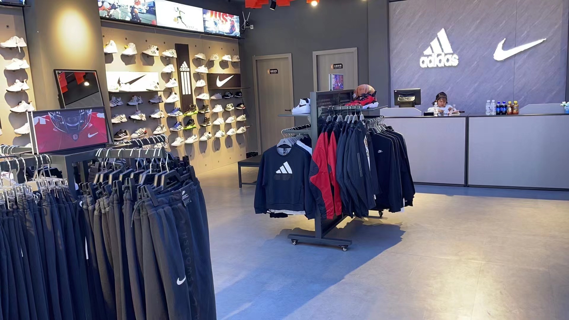 如何提升耐克阿迪达斯折扣店竞争力？