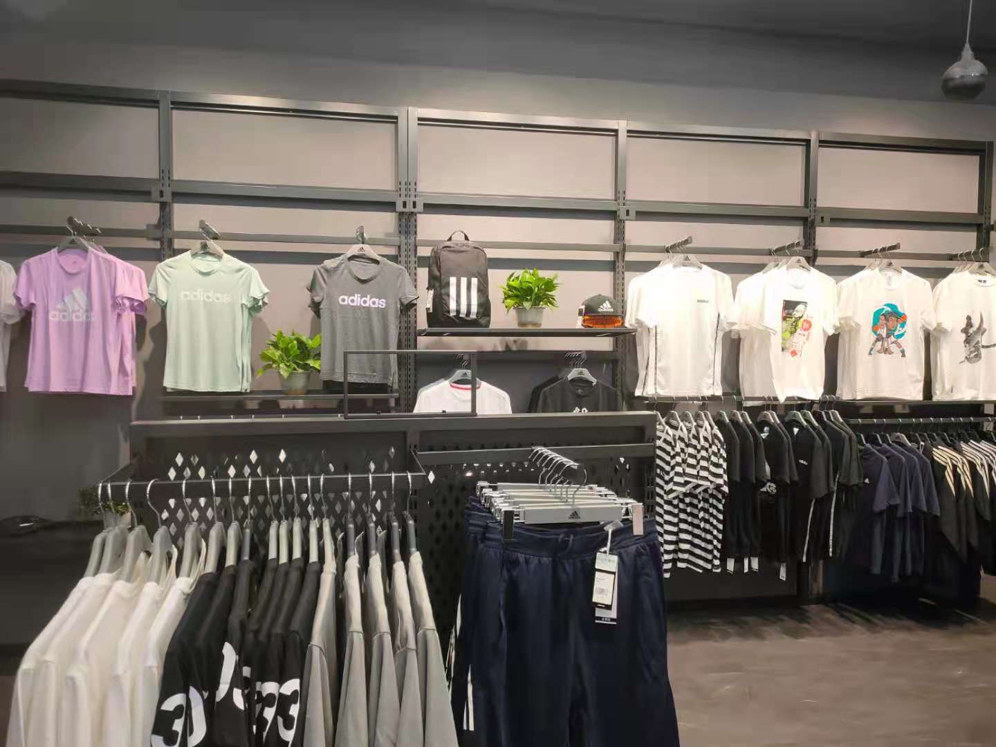 如何避免耐克阿迪达斯折扣店倒闭风险？
