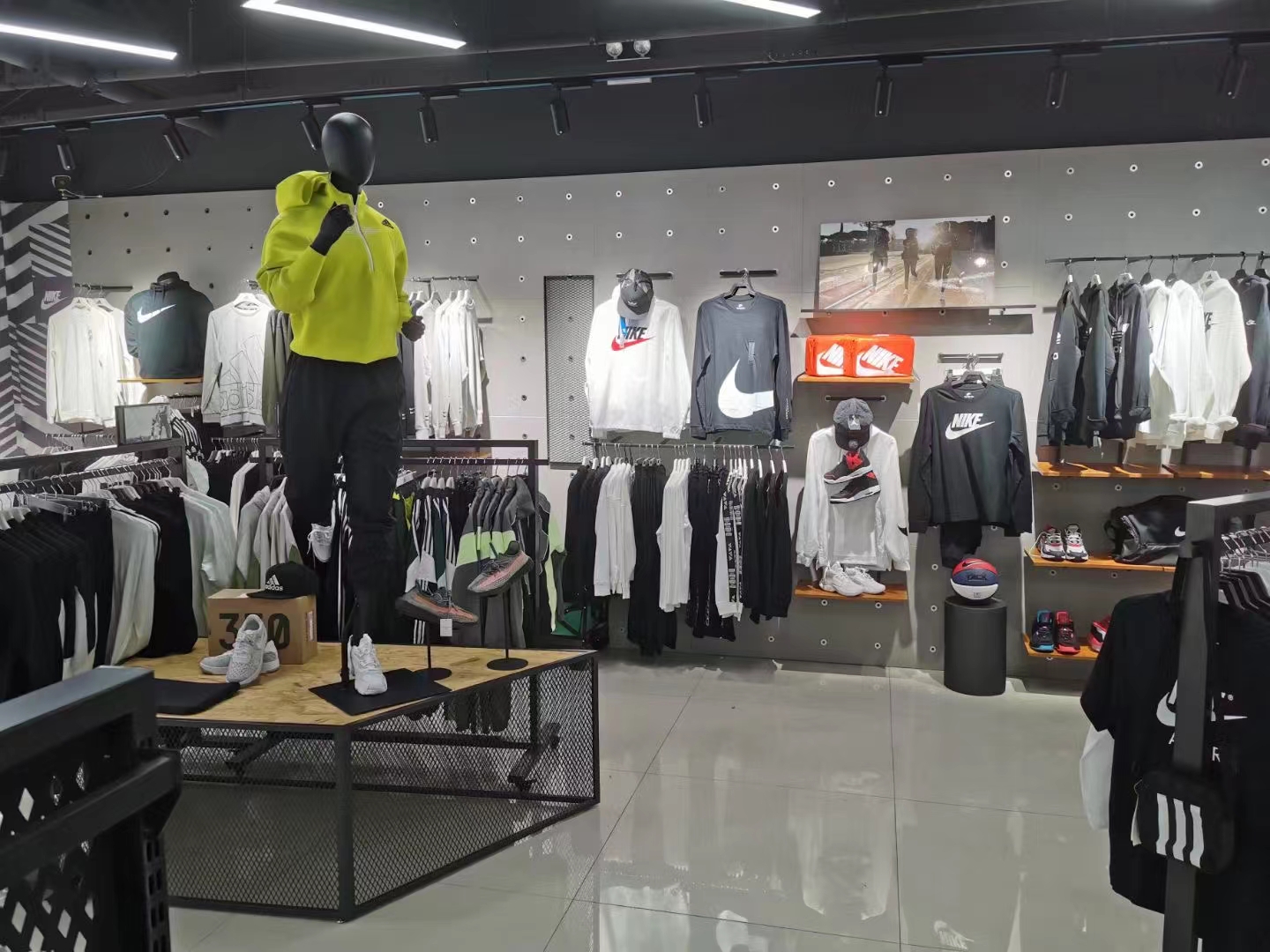 为何耐克阿迪达斯折扣店销量低迷？