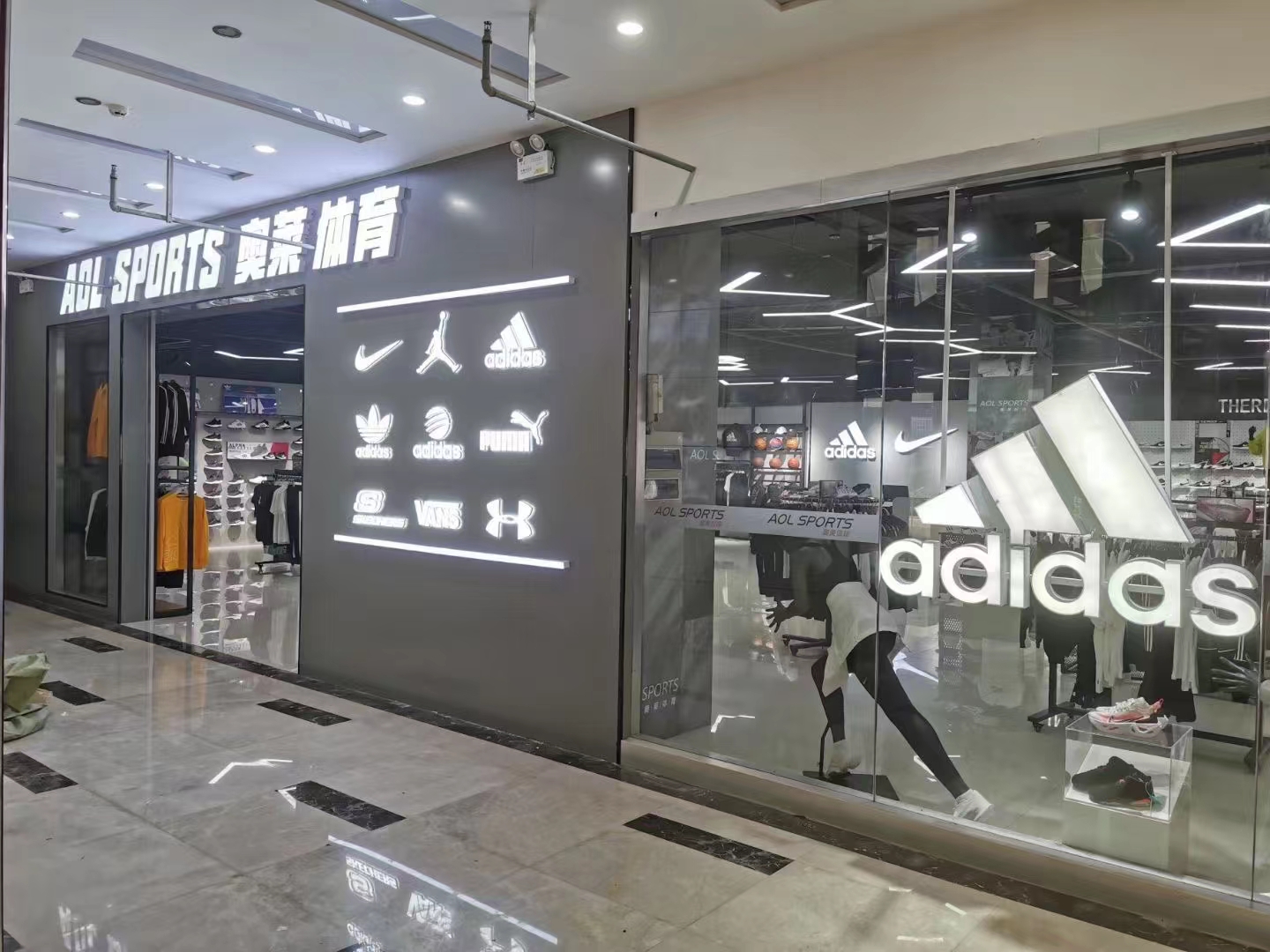 耐克阿迪达斯折扣店加盟新手经营实体店四步走，奥莱体育助你成功！
