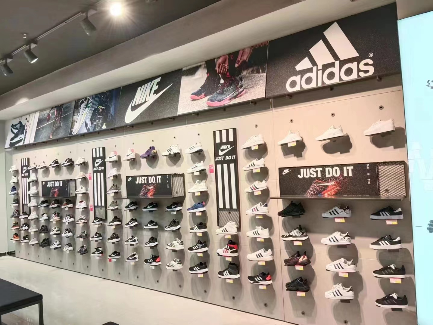 奥莱供货商对阿迪耐克店有多重要？