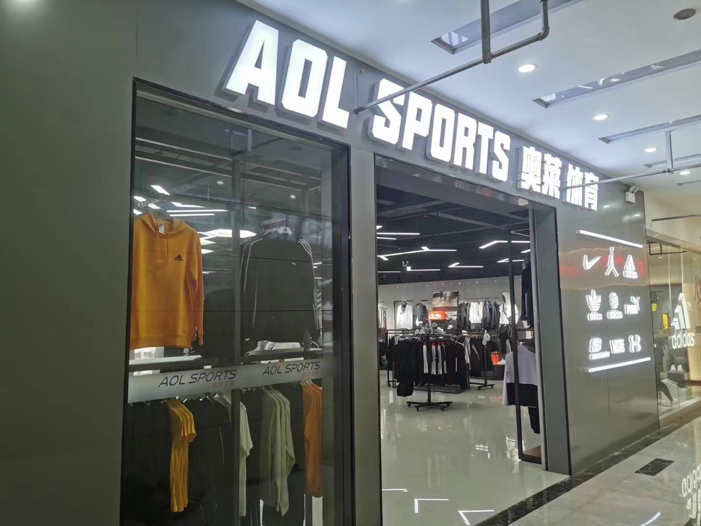 耐克阿迪达斯折扣店加盟利润空间如何？