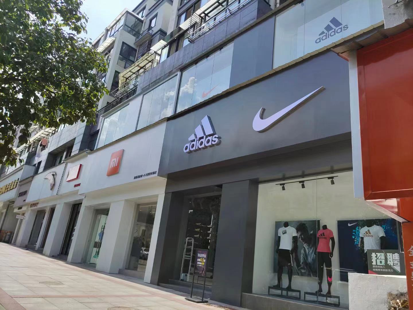耐克阿迪达斯折扣店加盟前景如何？
