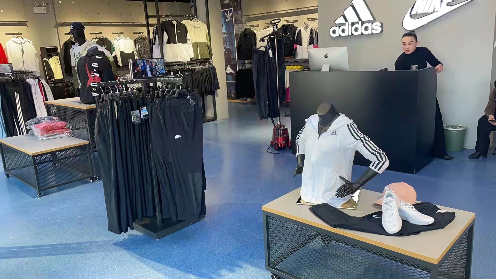 耐克阿迪折扣店需多渠道扩展吗？