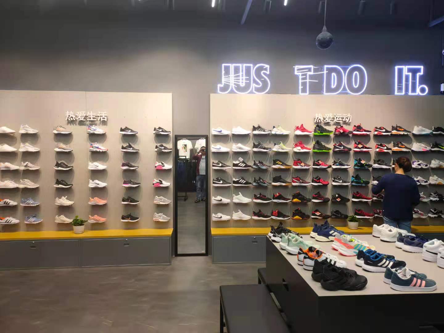 耐克阿迪达斯折扣店加盟价格低，利润空间何在？