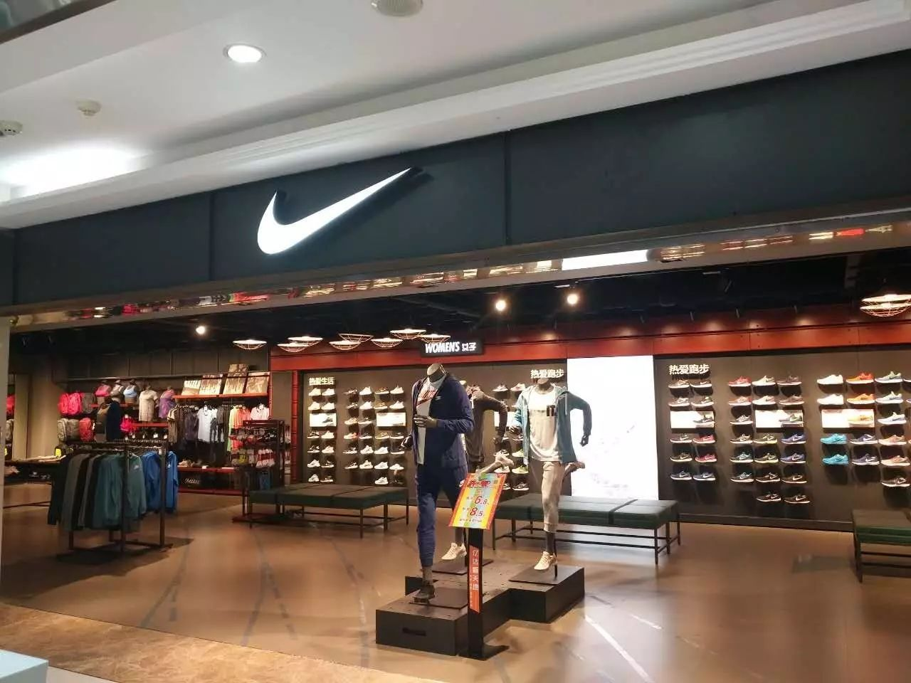 耐克阿迪折扣店加盟热门吗？