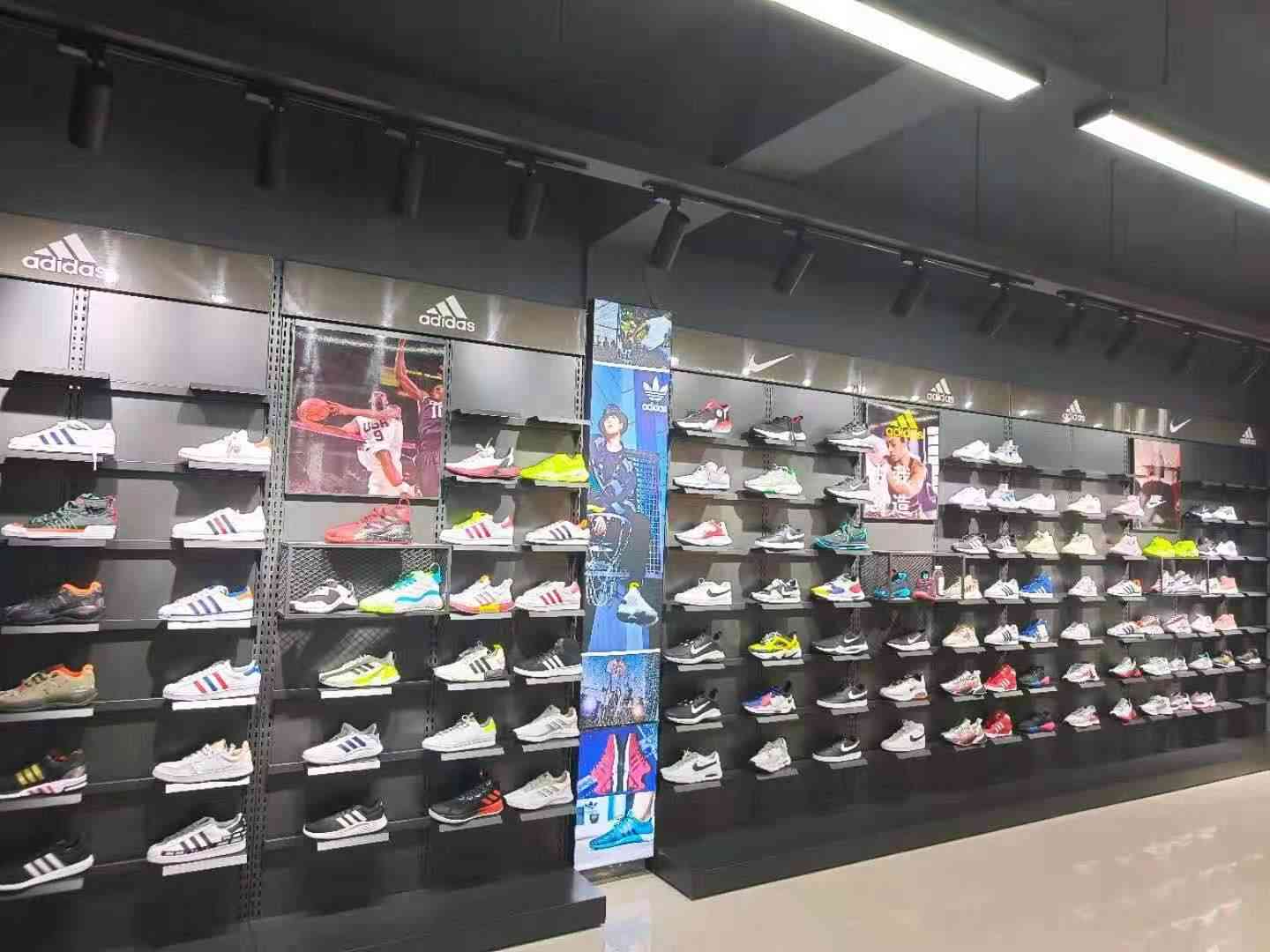 耐克阿迪达斯折扣店加盟，售价多少合适？