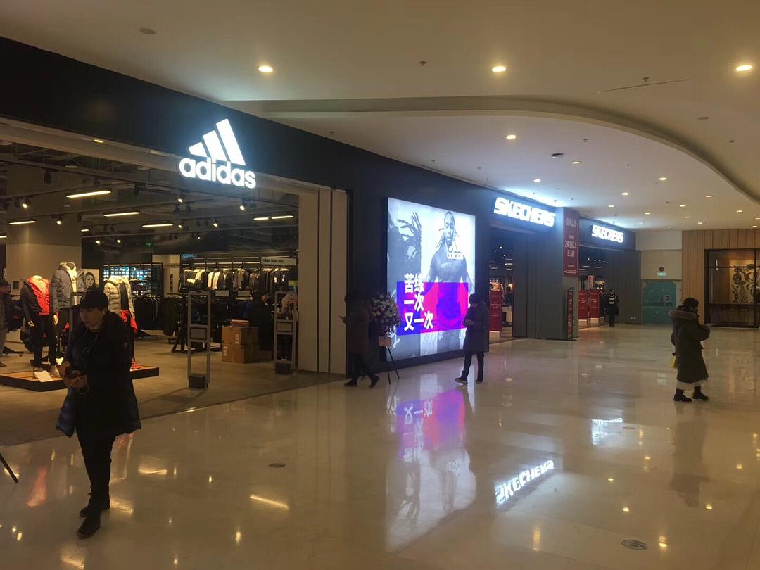 耐克阿迪达斯折扣店如何提升竞争力？