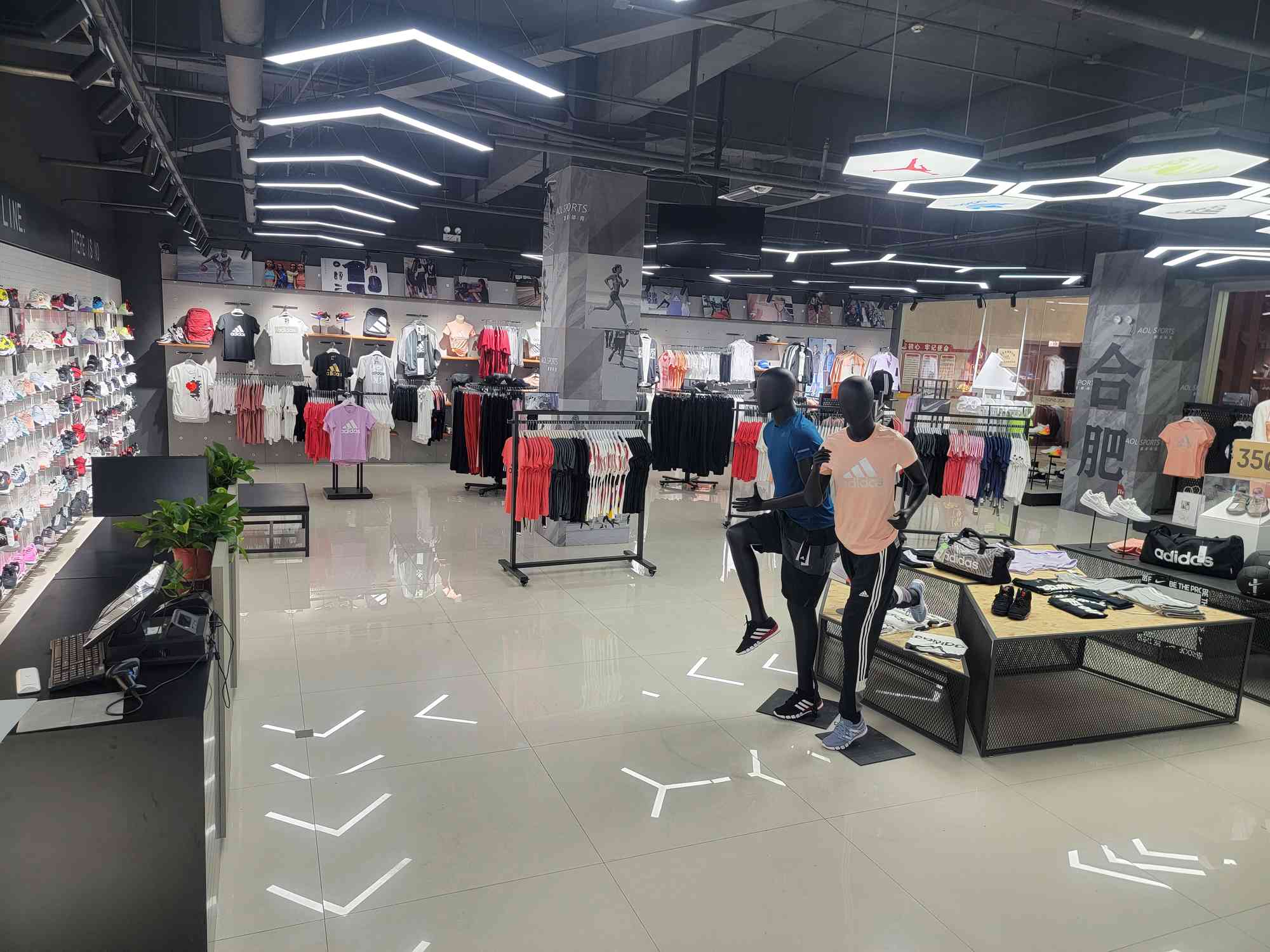 耐克阿迪达斯折扣店加盟在小城市有发展前景吗？