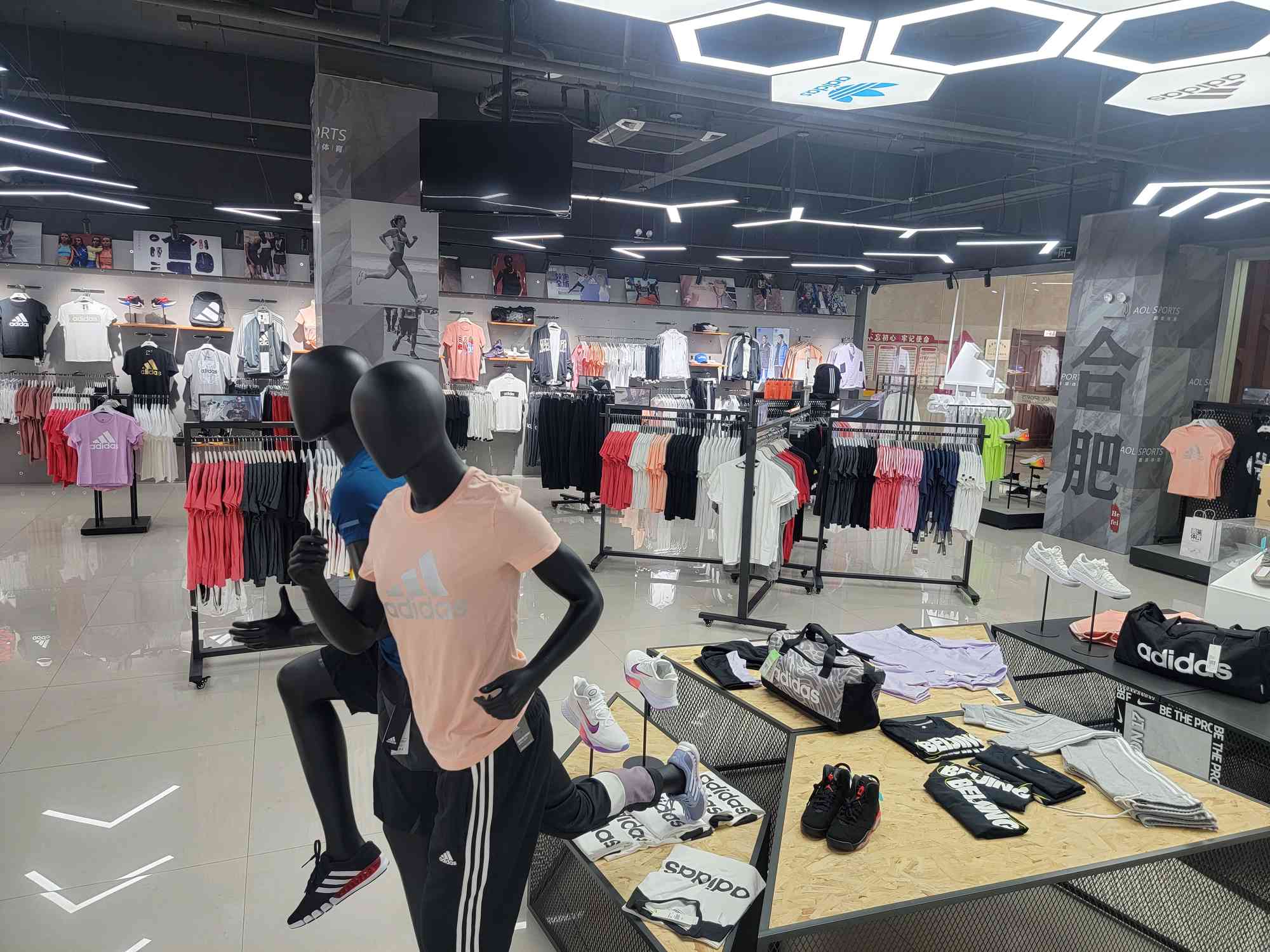 耐克阿迪达斯折扣店加盟造势有方，轻松开店！奥莱体育官方网站，加盟等你来！